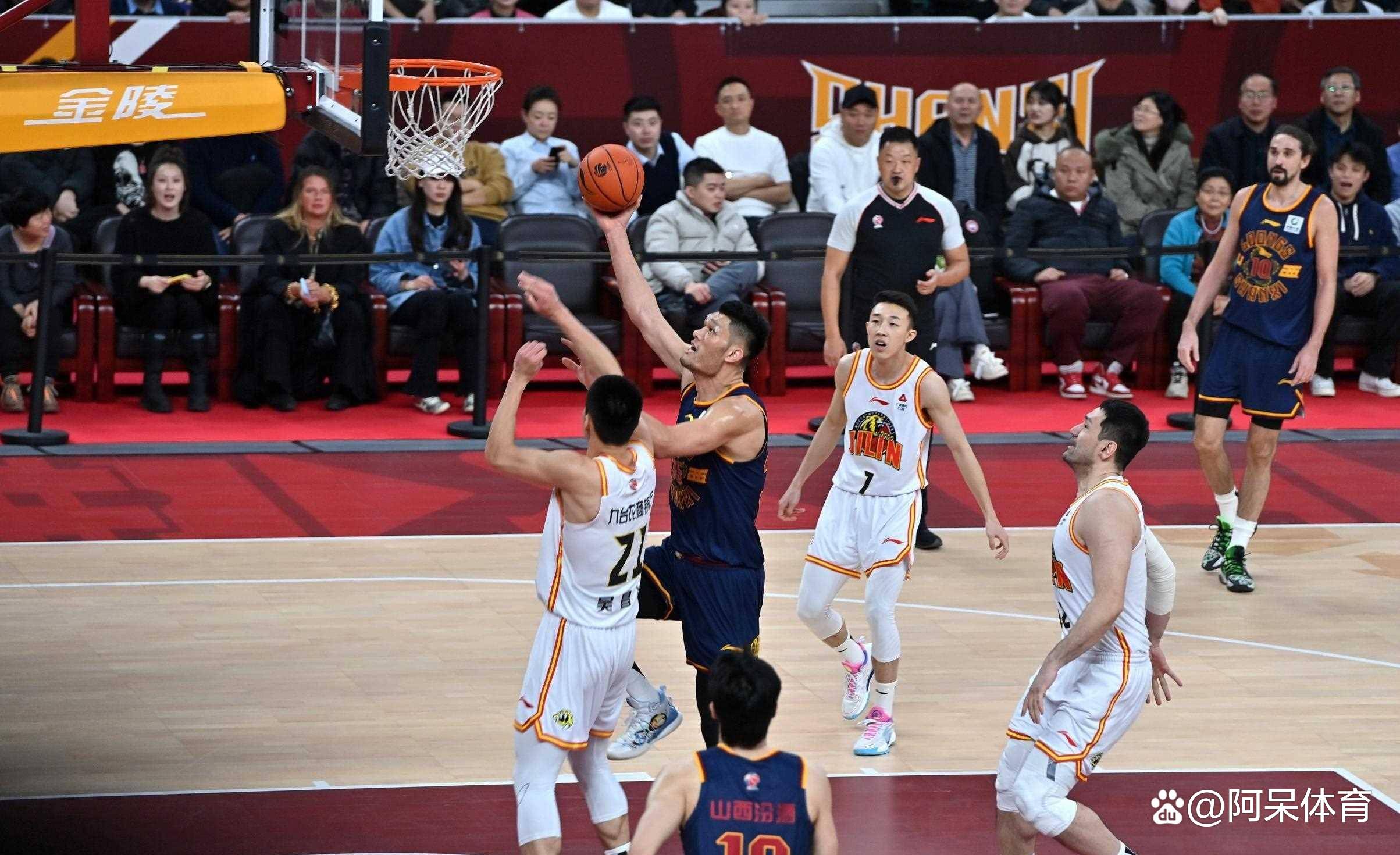 CBA新赛季开幕倒计时,球员合练备战气势如虹 CBA新赛季开幕倒计时,球员合练备战气势如虹